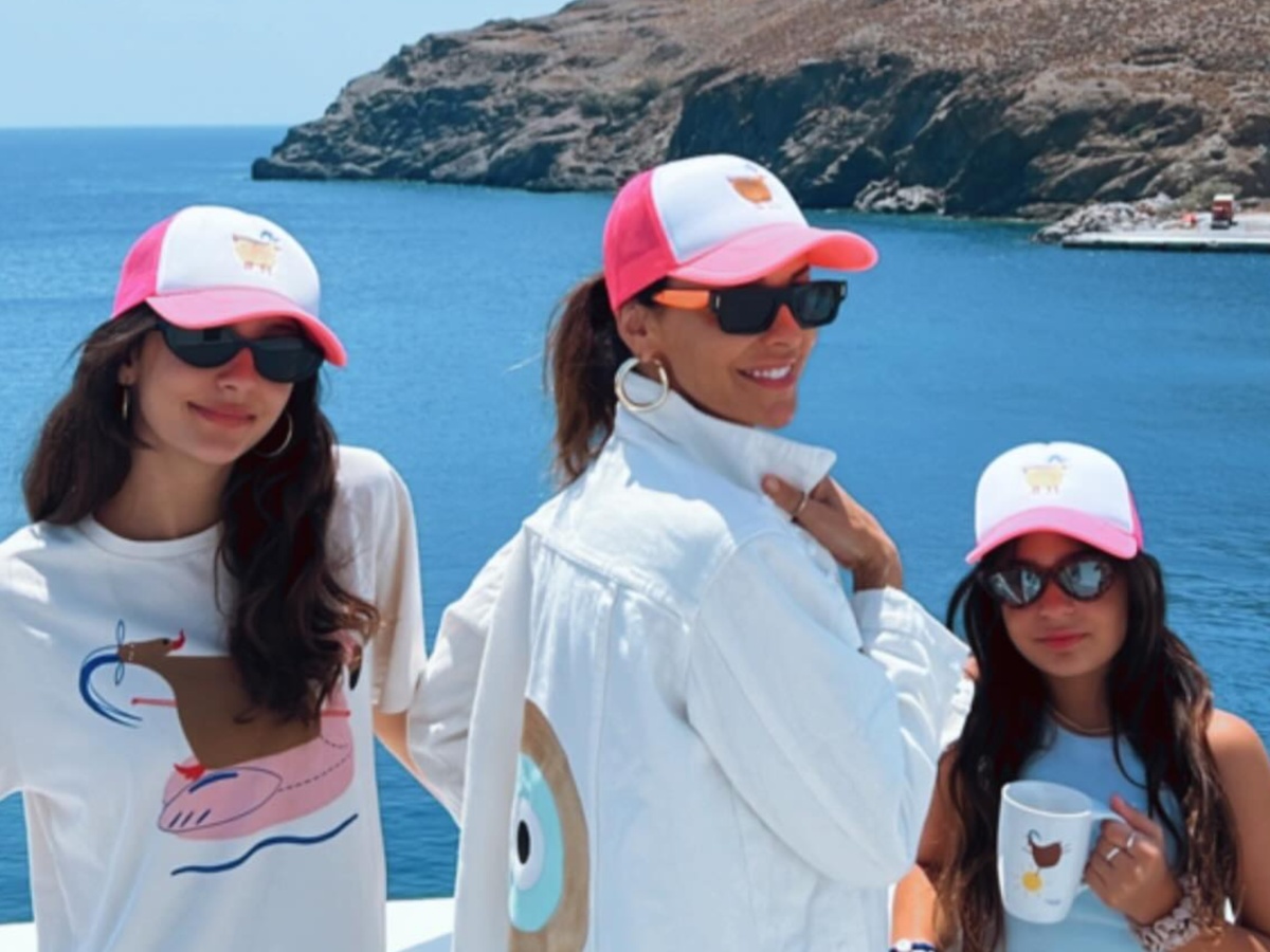 Μπέττυ Μαγγίρα: Οι νέες φωτογραφίες με τον Δημήτρη Μάζη και τις κόρες τους από τις διακοπές τους στην Αστυπάλαια
