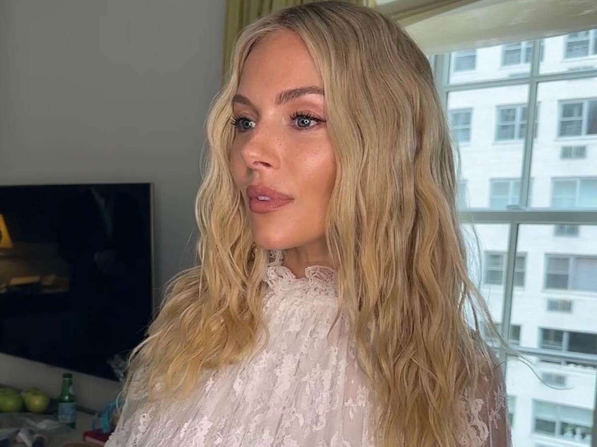 Sienna Miller: Προετοιμάζεται για τις γιορτές με θεραπείες προσώπου έχοντας ήδη όμως το τέλειο μανικιούρ
