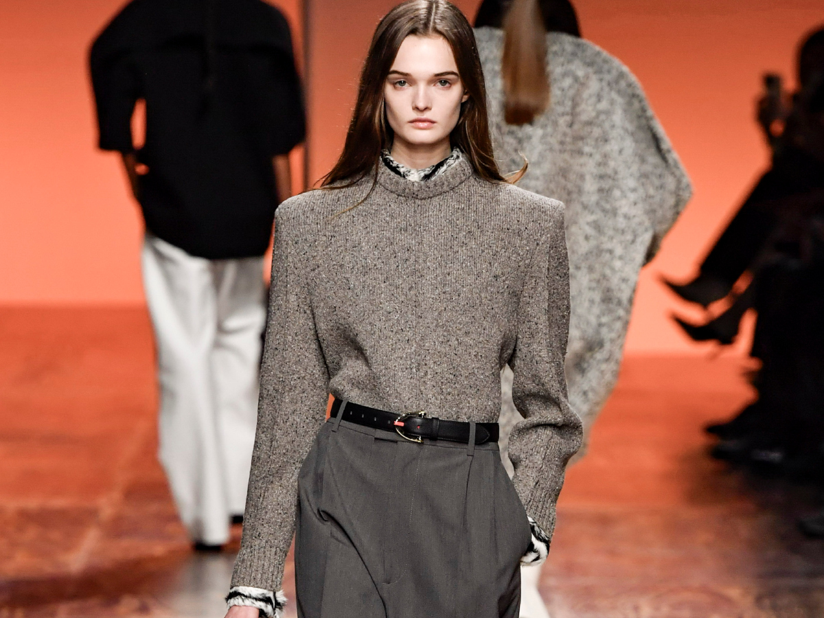Demure: 5 σύνολα κατευθείαν από τα catwalk για να κατανοήσεις το νέο trend!