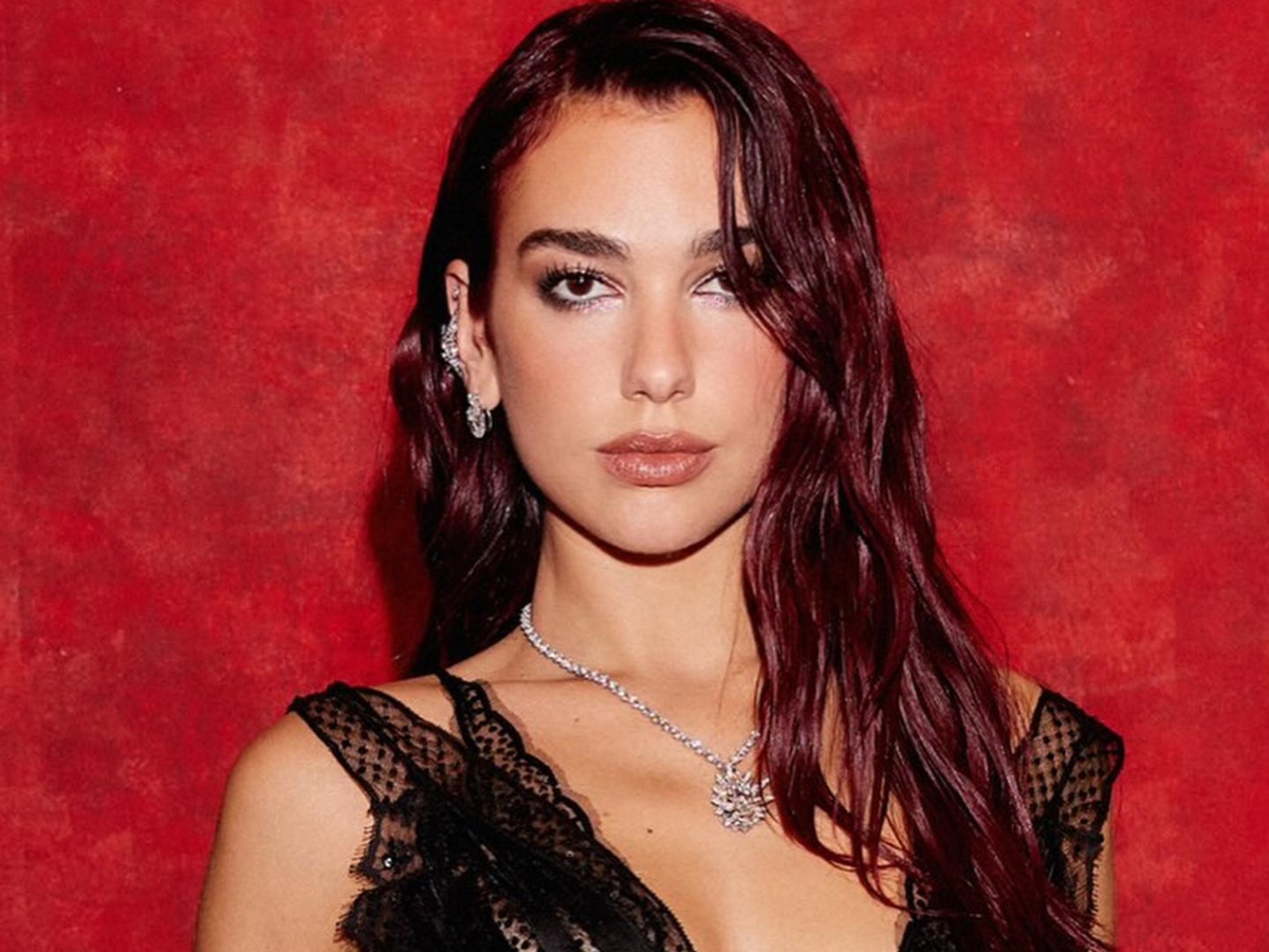 Dua Lipa: Το quiet luxury μακιγιάζ της είναι η τέλεια ιδέα τώρα που έχεις μαυρίσει