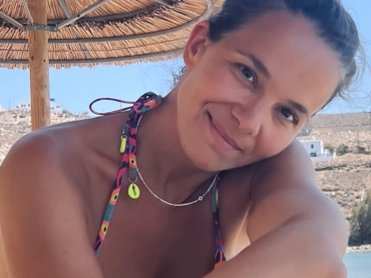 Ελιάνα Χρυσικοπούλου: Η ξενάγηση στη βίλα που μένει στην Τήνο – «Εδώ ήμουν όταν έχασα τη μαμά μου, εδώ όταν έπαιρνα διαζύγιο»