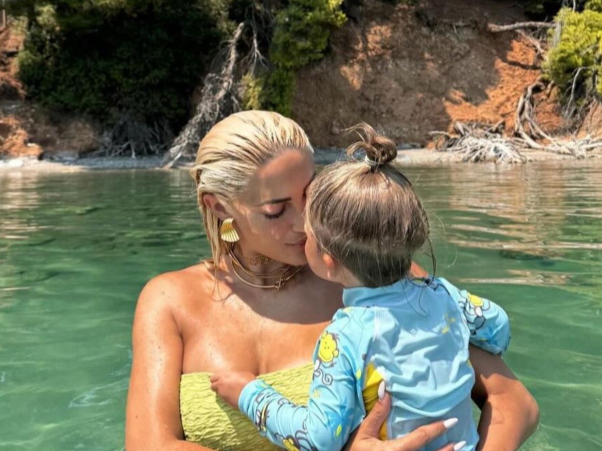 Ιωάννα Τούνη: Χαμός στα social media για τα φιλιά στο στόμα με τον γιο της – «Εγκληματικό, άσε τα ψυχοάρρωστα»