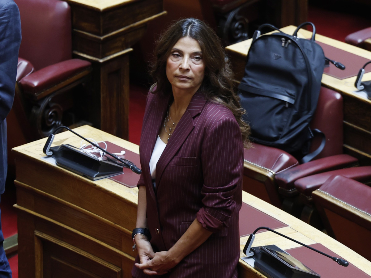 Η Πόπη Τσαπανίδου ορκίστηκε βουλευτής – Φωτογραφίες