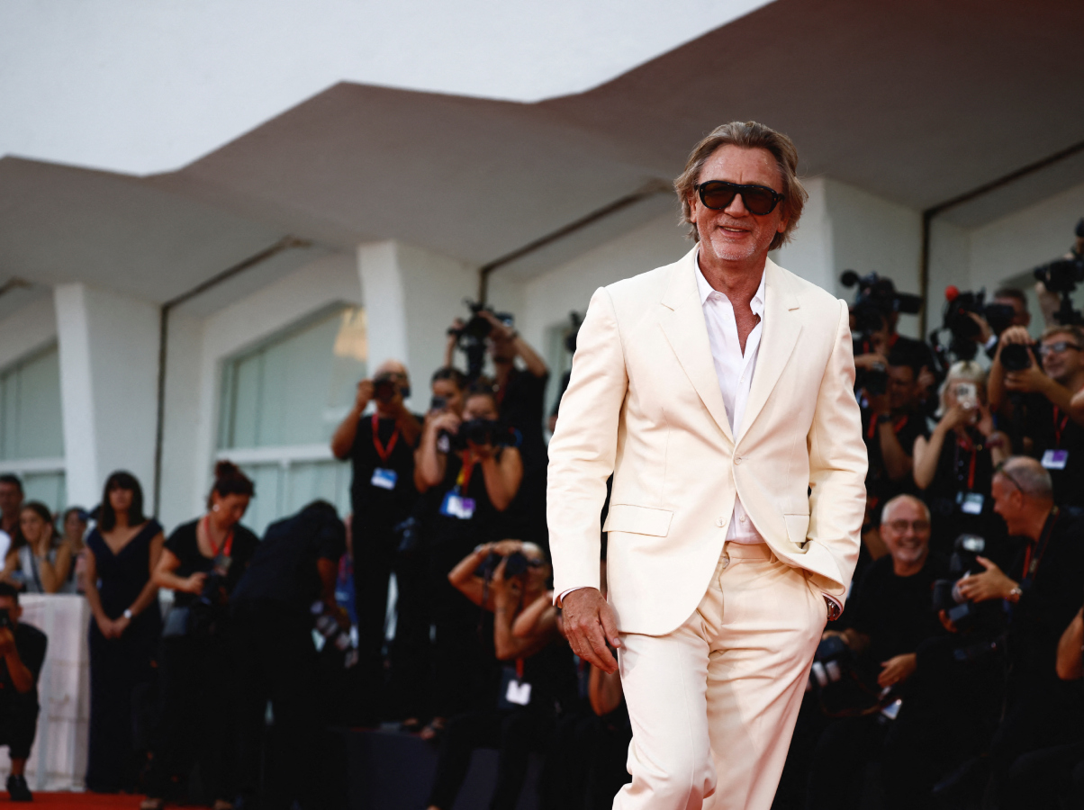 Φεστιβάλ Βενετίας: Sorry Brad, αλλά ο Daniel Craig είναι ό,τι πιο cool είδαμε στο red carpet φέτος!