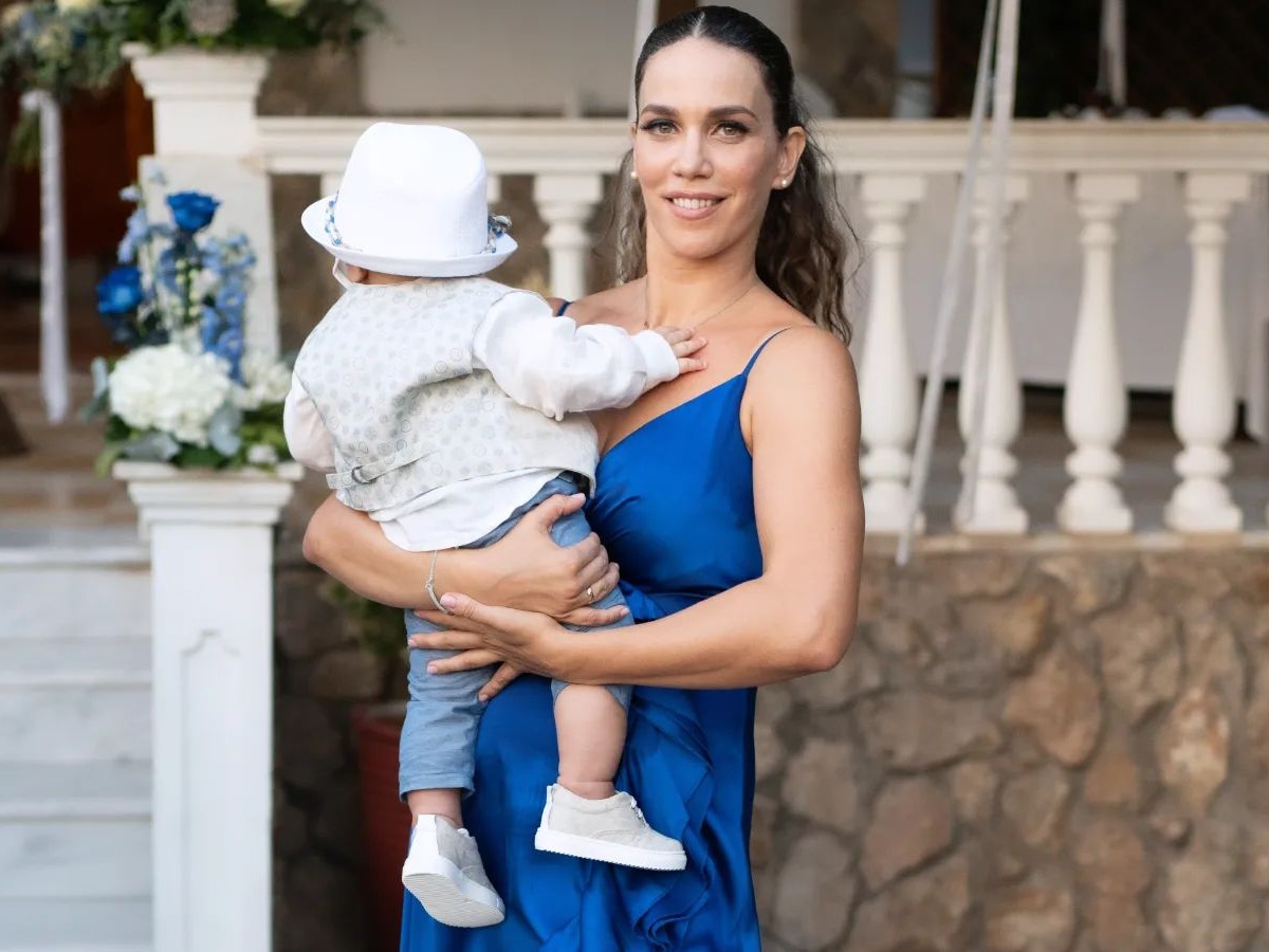 Κατερίνα Στικούδη: Ο χορός σε πολυκατάστημα αγκαλιά με τον 8 μηνών γιο της – Βίντεο