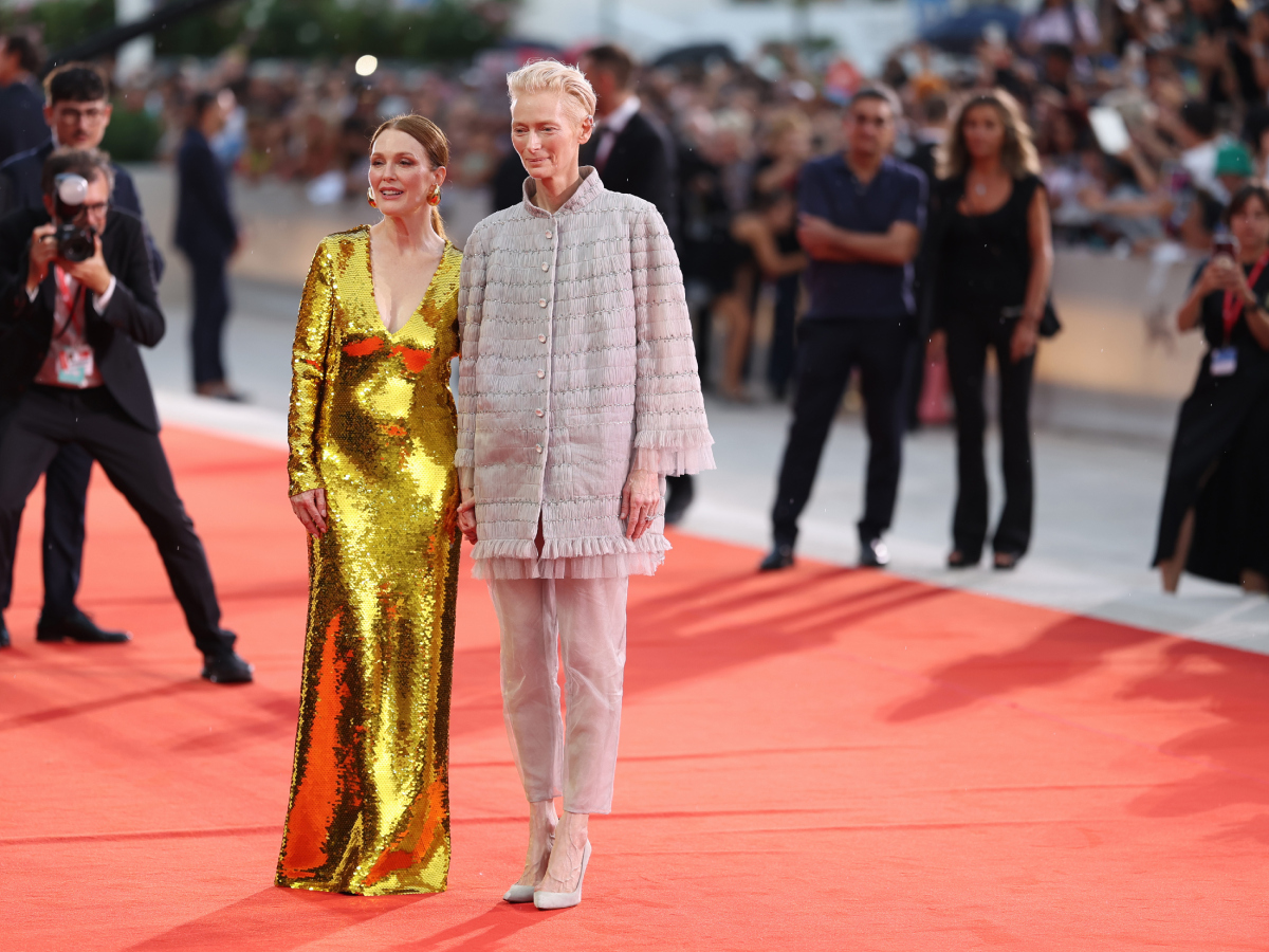 Tilda Swinton – Julianne Moore: Ένα ακαταμάχητο ντουέτο στο κόκκινο χαλί της Βενετίας