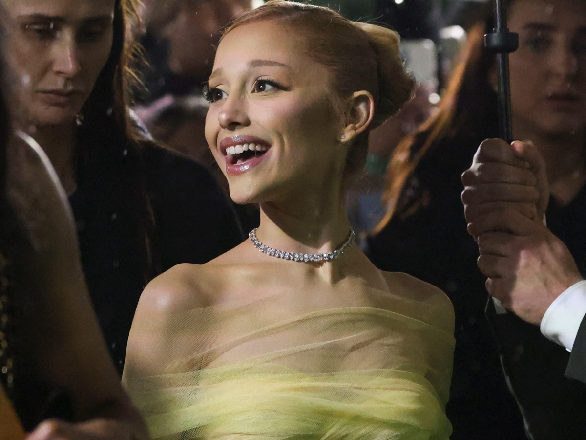 Ariana Grande: Τα λιλά μαλλιά της είναι matchy με τα κοσμήματα που φορά
