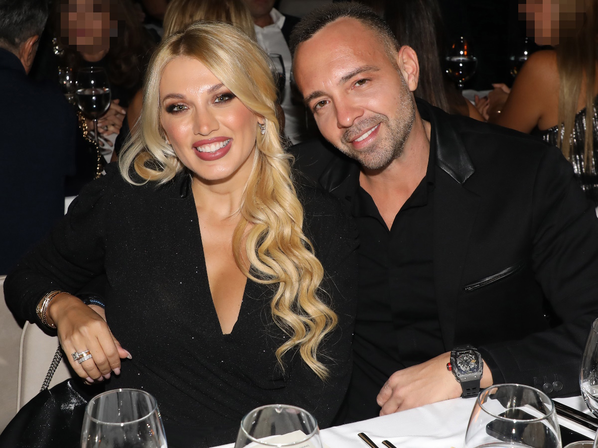Κωνσταντίνα Σπυροπούλου – Βασίλης Σταθοκωστόπουλος: Υποδέχθηκαν το 2025 με ένα τρυφερό φιλί