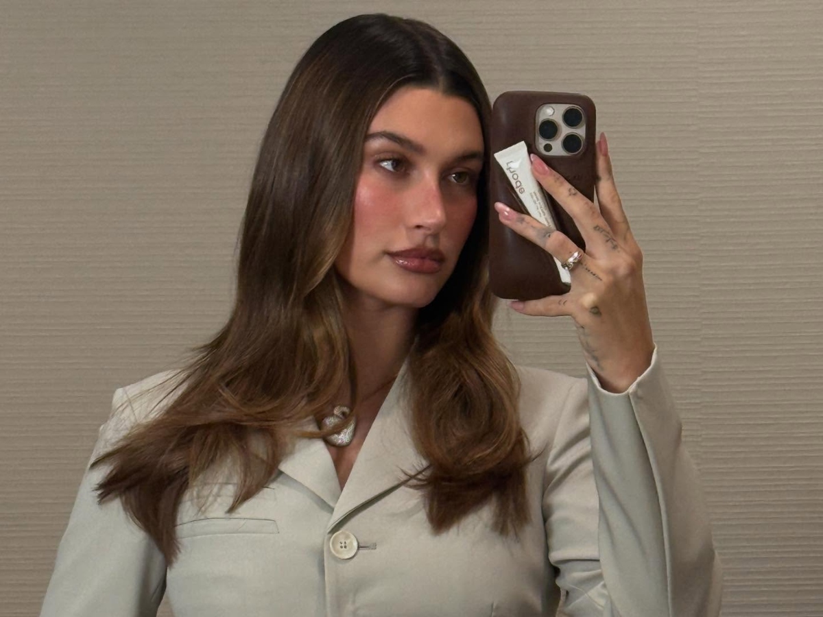 Hailey Bieber: Το τρικ της με το φον ντε τεν που πρέπει να γνωρίζεις αν θέλεις λαμπερή και άψογη επιδερμίδα