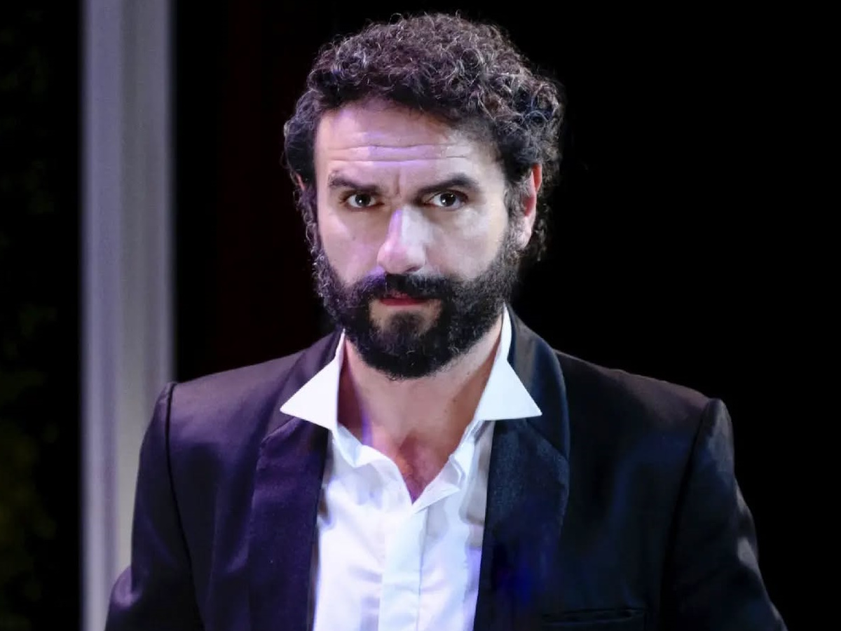 Μελέτης Ηλίας: «Έπαιζα σε παράσταση στη Σαρδηνία και γυναίκα μου είπε “για σένα τα παρατάω όλα κι έρχομαι στην Ελλάδα”»