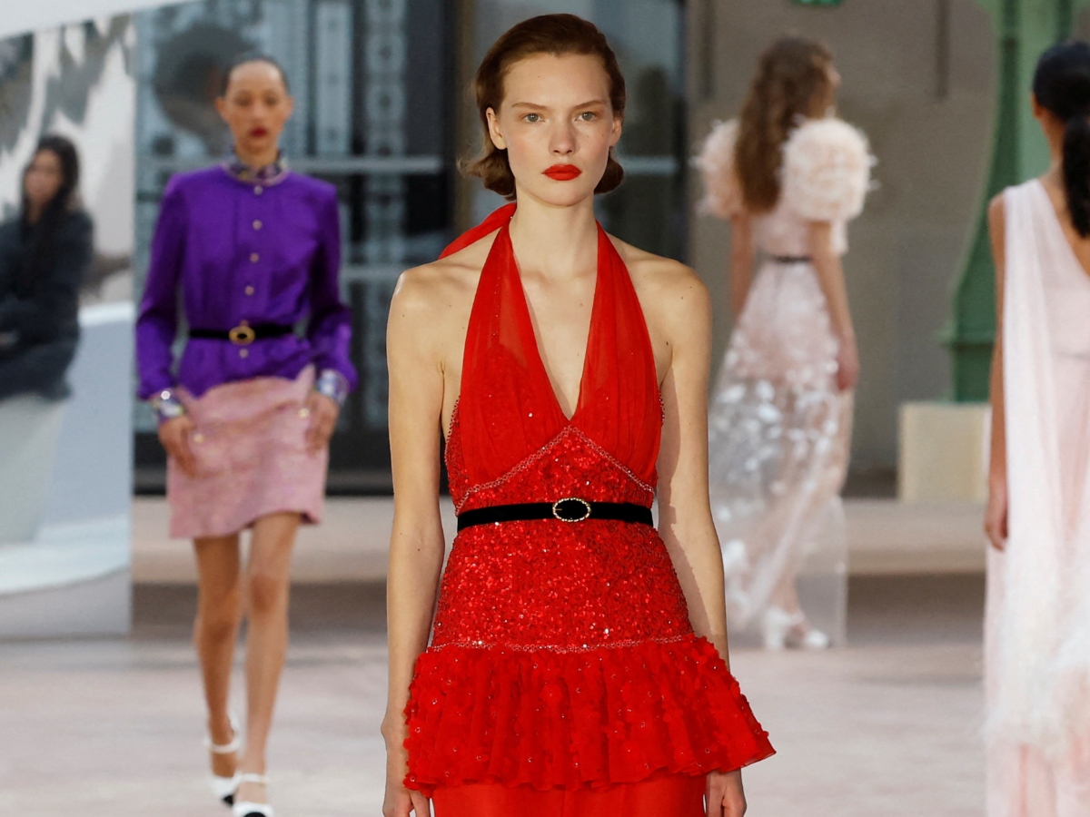 Chanel Haute Couture show: Το κόκκινο χρώμα στα χείλη είναι ο μεγάλος πρωταγωνιστής