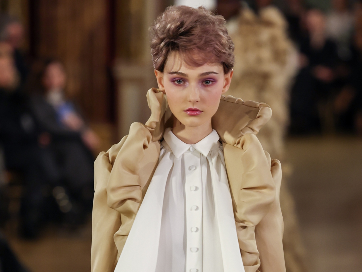 Victor & Rolf Haute Couture Show: Xτενίσματα εμπνευσμένα από τις πορσελάνινες κούκλες και μακιγιάζ – ωδή στα 80’s