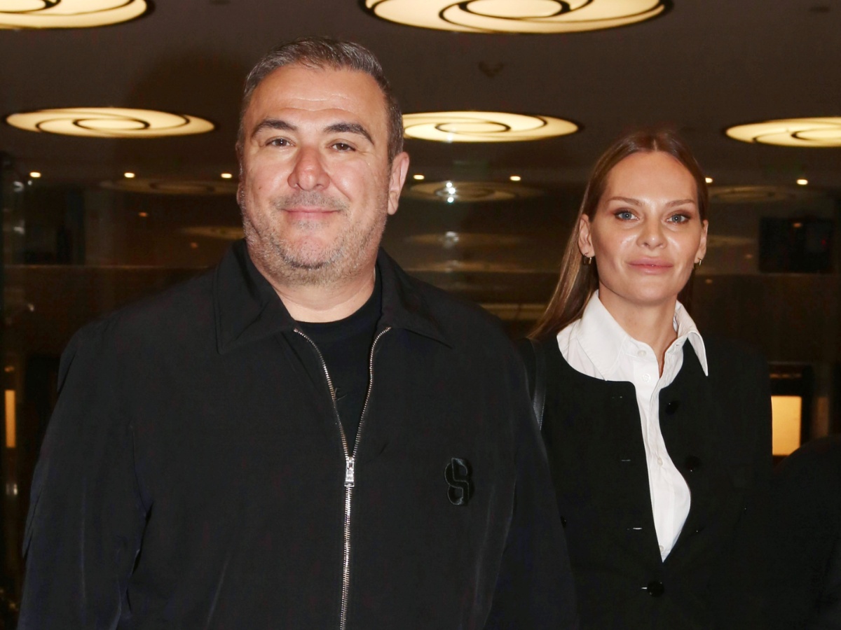 Αντώνης Ρέμος – Υβόννη Μπόσνιακ: Πιασμένοι χέρι χέρι σε βραδινή τους έξοδο – Φωτογραφίες