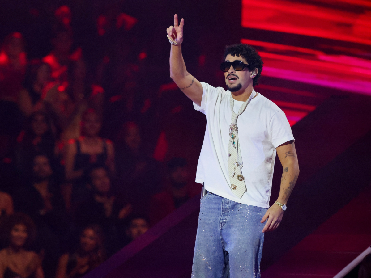  Bad Bunny: Το viral video για τον Calvin Klein μόλις έκανε τo σουκού μας καλύτερο!