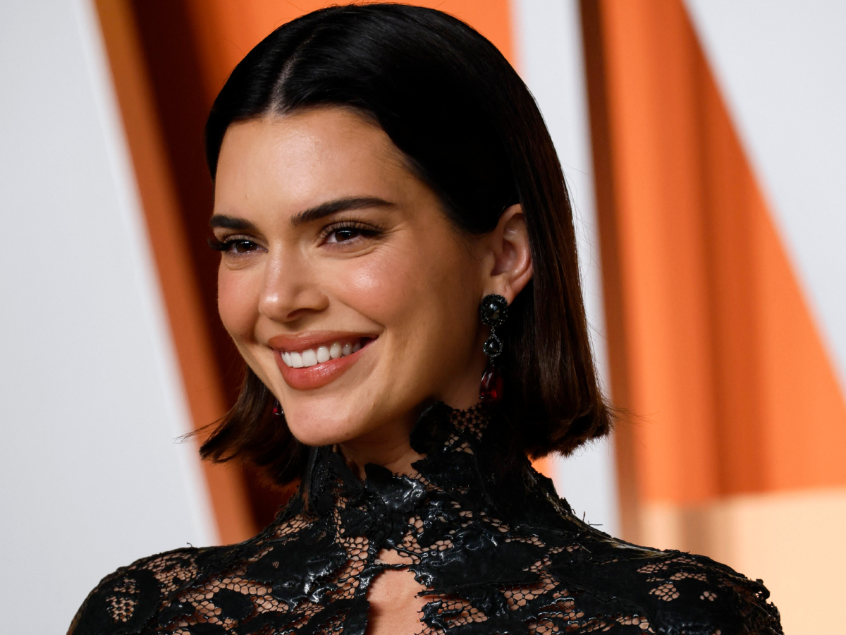 Η Kendall Jenner συνδυάζει το κραγιόν με το mini φόρεμά της και είναι πιο hot από ποτέ