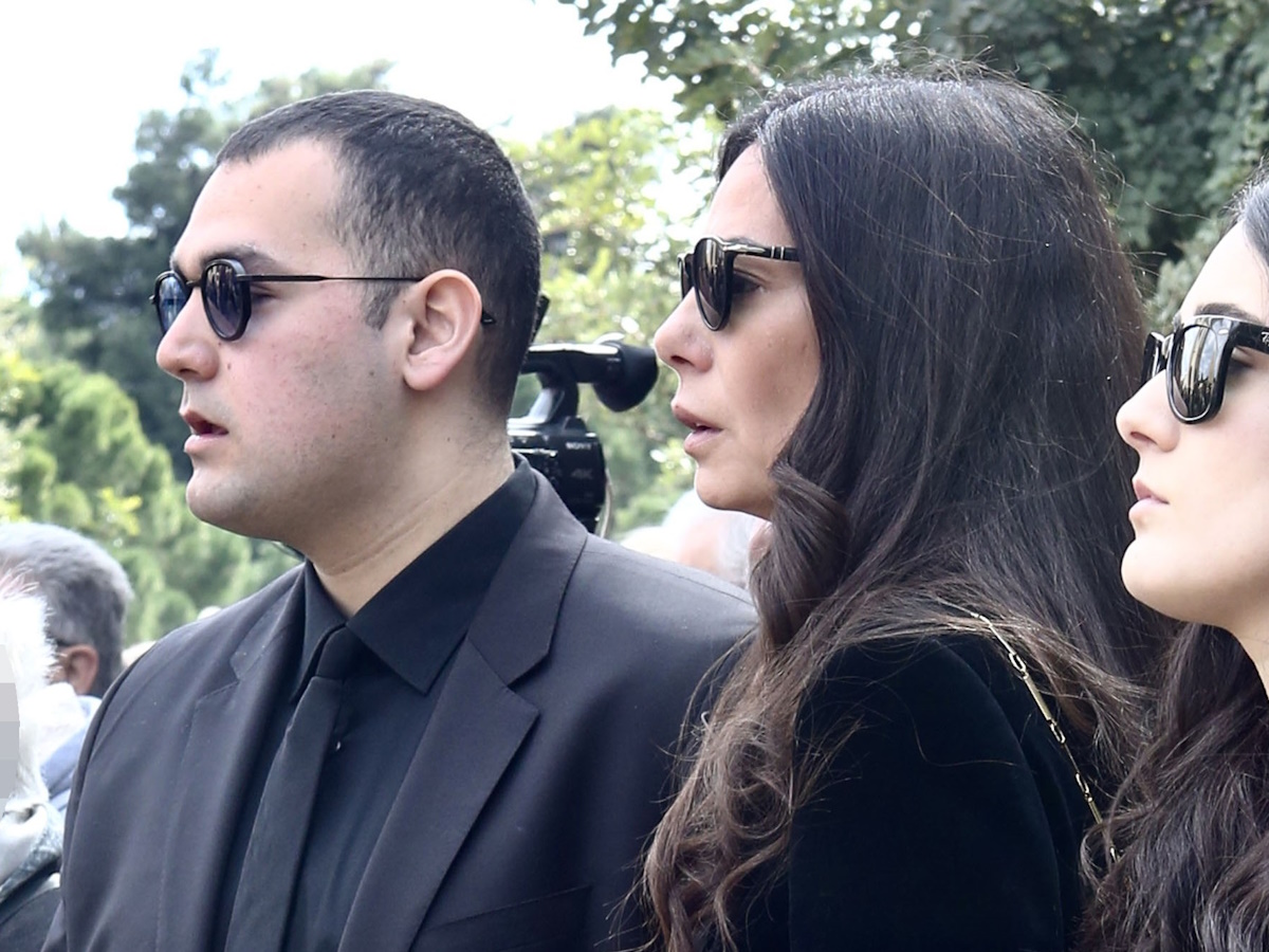 Εύη Βατίδου: Τι ζητά από τους δημοσιογράφους μετά το μνημόσυνο του Αλέξη Κούγια – «Πορεύομαι με το δικό μου επώνυμο»