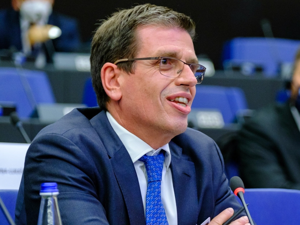 Δημήτρης Καιρίδης: «Με ξέπνοη φωνή μού ανακοίνωσε ότι το νεογέννητο κοριτσάκι του είχε διαγνωσθεί με μια βαριά αναπηρία»