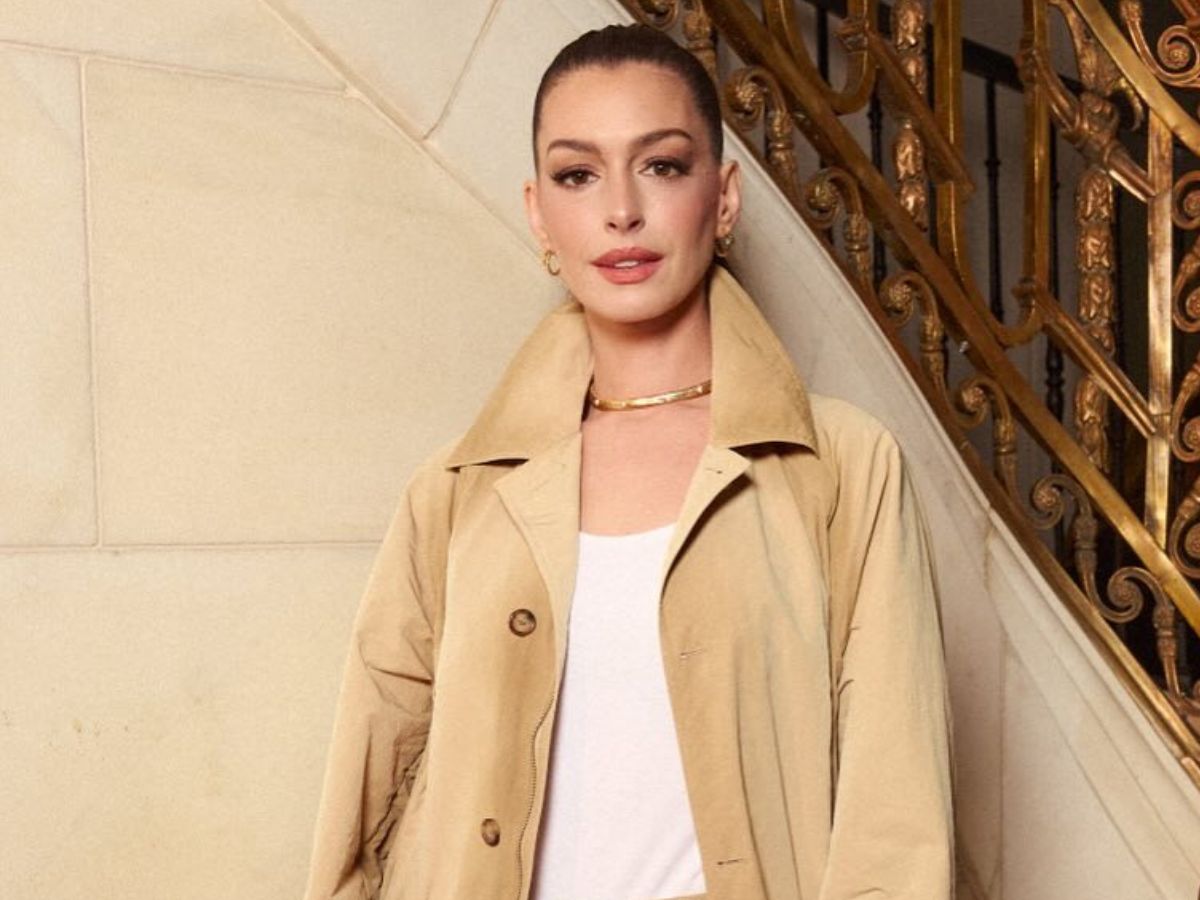 Anne Hathaway: Πιο κομψή από ποτέ με sleek αλογoουρά & neutral μακιγιάζ