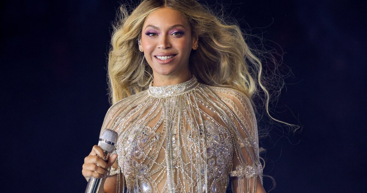 Beyonce: Συνδυάζει το wet look με το πιο cool αξεσουάρ μαλλιών
