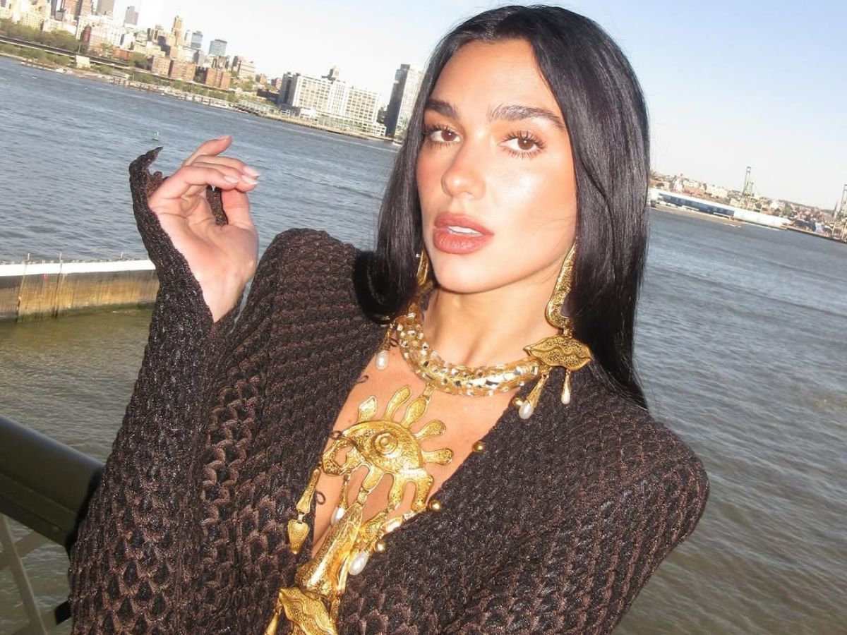 Tα γυαλιστερά soap nails της Dua Lipa είναι το «it-girl» μανικιούρ της σεζόν