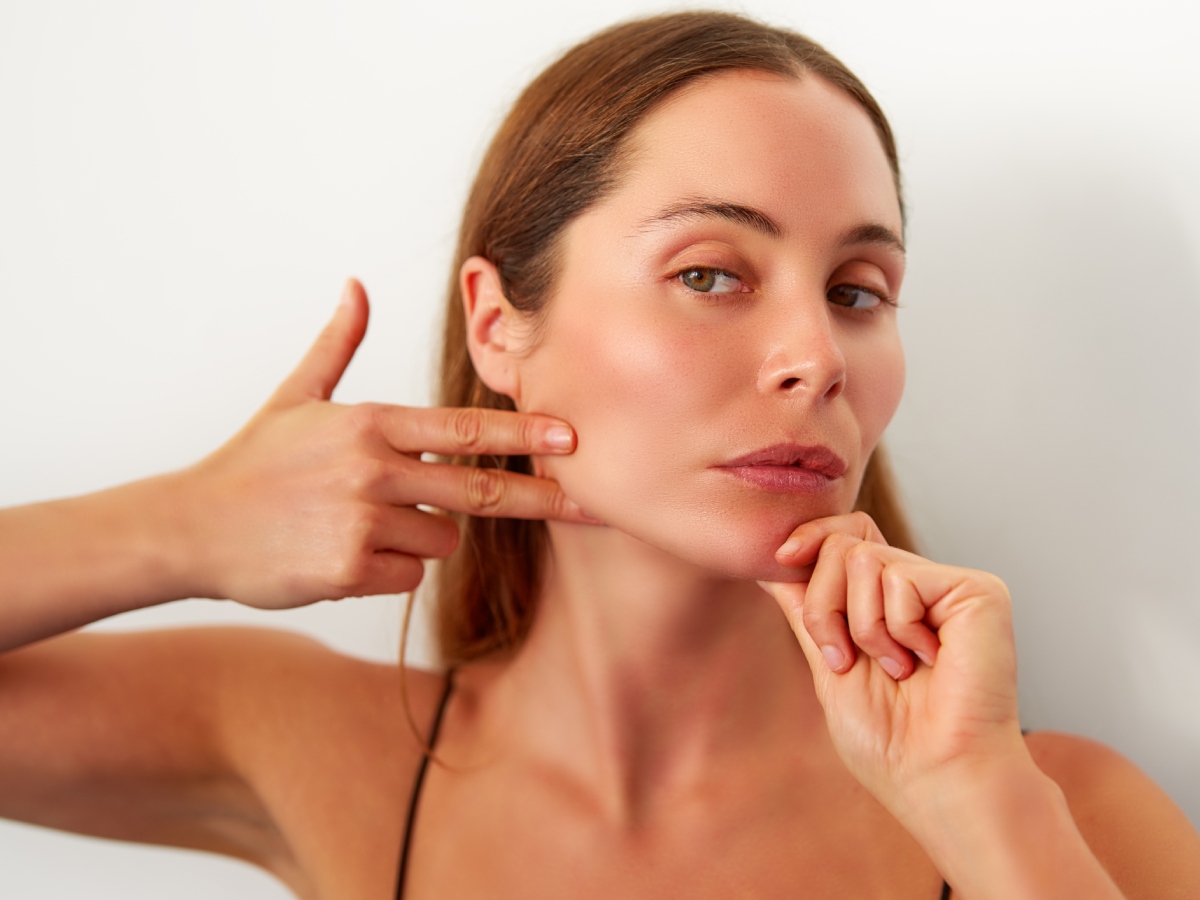 Face Yoga: H γυμναστική προσώπου που τονώνει την επιδερμίδα & απογειώνει τη διάθεση