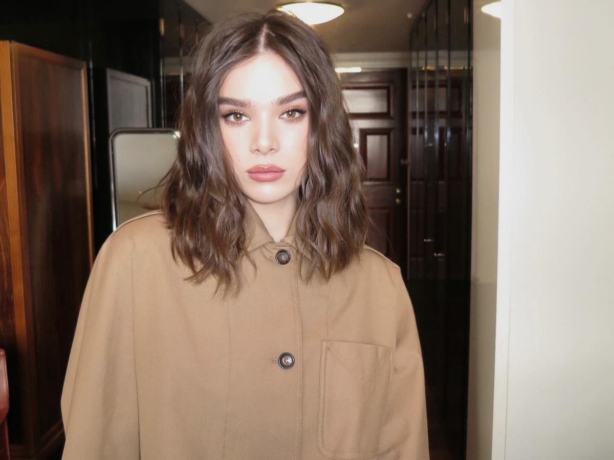 Hailee Steinfeld: Το styling στο μακρύ bob της που μπορείς να δημιουργήσεις μόνη σου