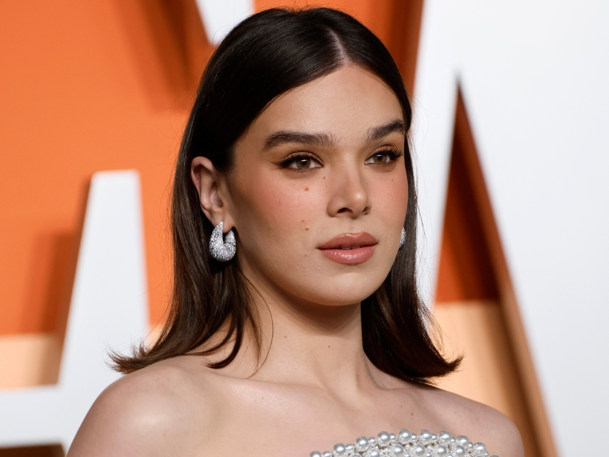Hailee Steinfeld: Το glam beauty look της είναι τέλειο αν είσαι καλεσμένη σε γάμο
