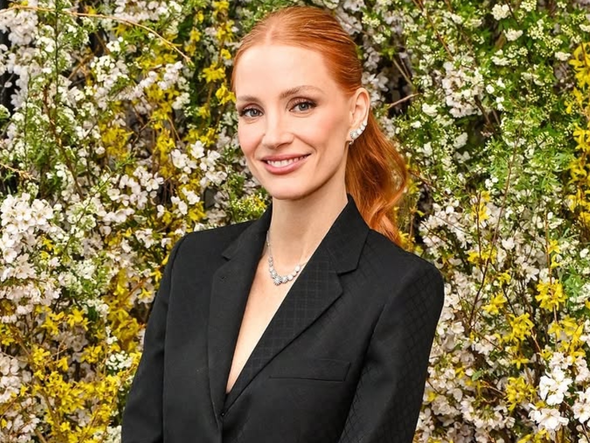 Jessica Chastain: Με κομψή χαμηλή αλογοουρά & μακιγιάζ σε γήινους τόνους