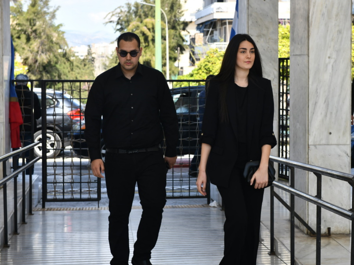 Αλέξης Κούγιας: Τα παιδιά του, Χρήστος και Μάιρα Κούγια, στο μνημόσυνο για τις 40 ημέρες από τον θάνατό του – Φωτογραφίες