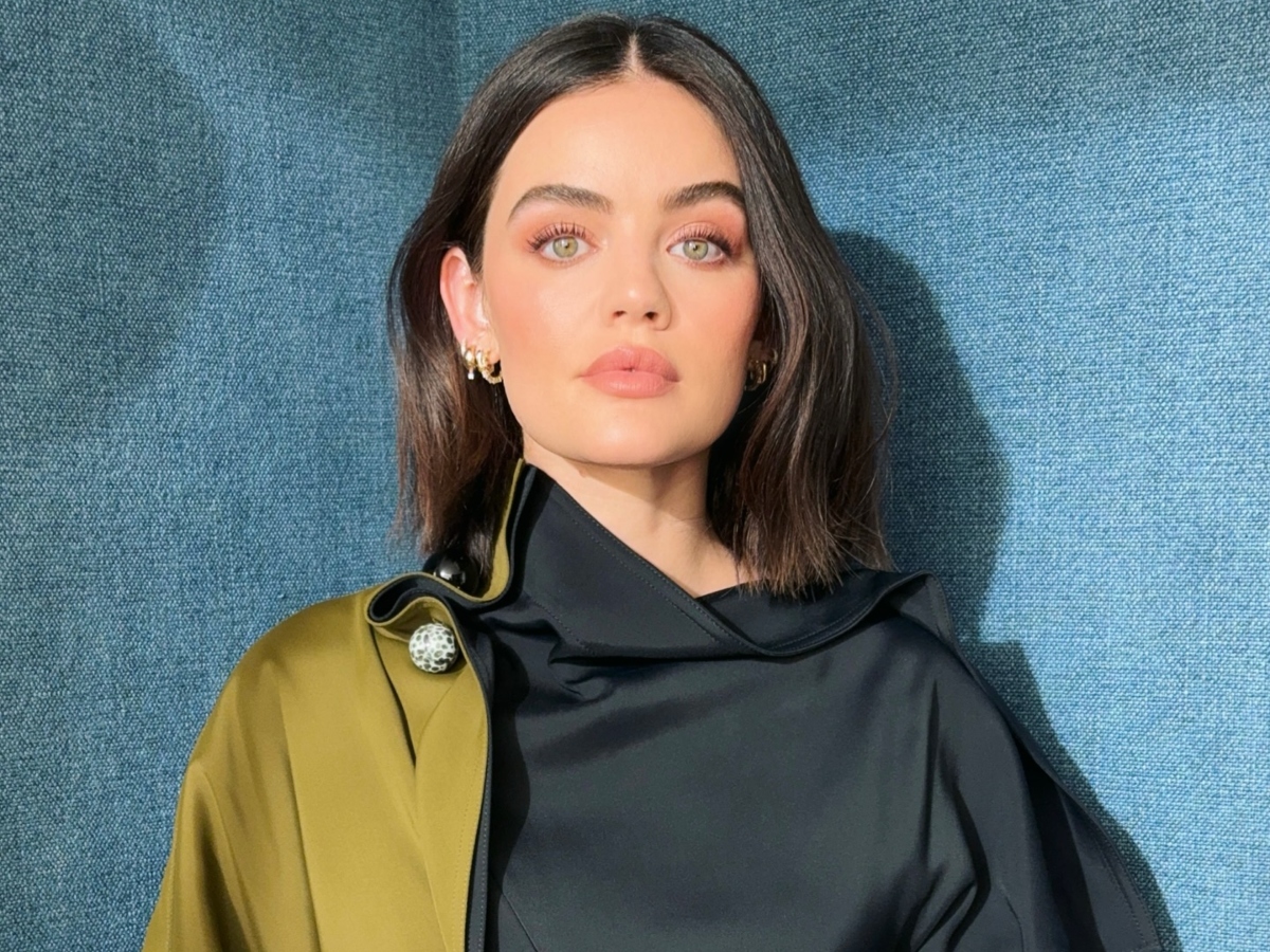 Lucy Hale: Το ρετρό χτένισμα της θα σε εμπνεύσει αν έχεις κόψει bob