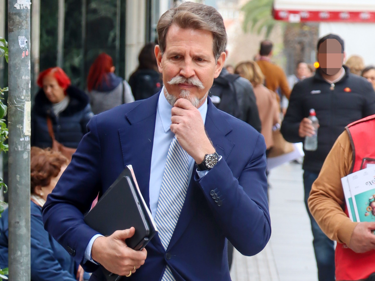 Παύλος Ντε Γκρες: Η βόλτα στο κέντρο της Αθήνας – Φωτογραφίες