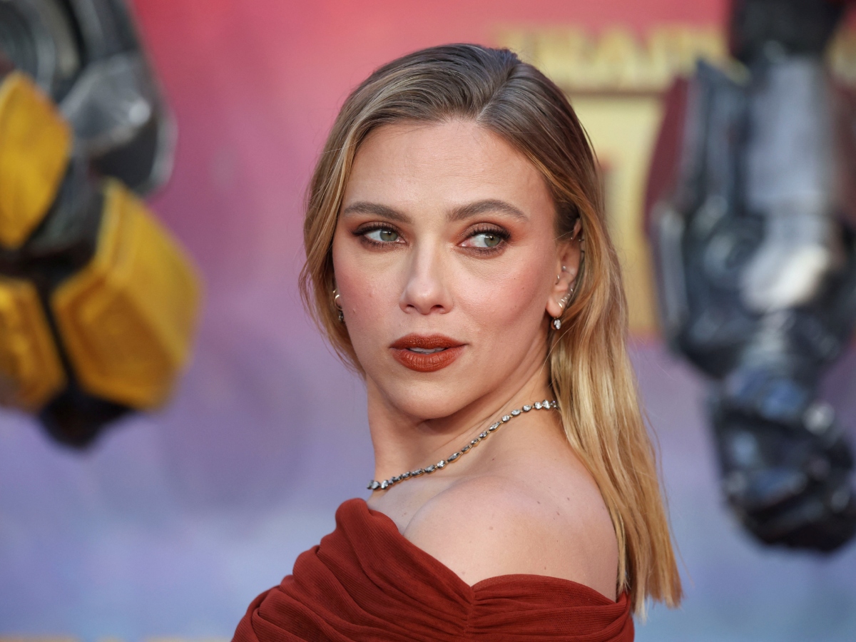 Scarlett Johansson: Συνδυάζει το safari outfit με terracotta μακιγιάζ υιοθετώντας το πιο σοφιστικέ μονοχρωματικό look