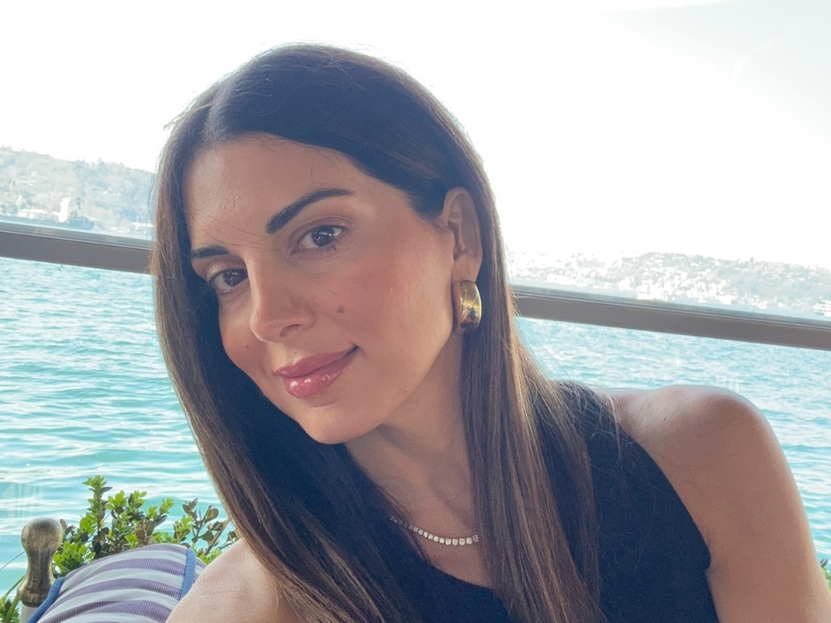 Σταματίνα Τσιμτσιλή: Ποζάρει αγκαλιά με τις κόρες και τη μητέρα της
