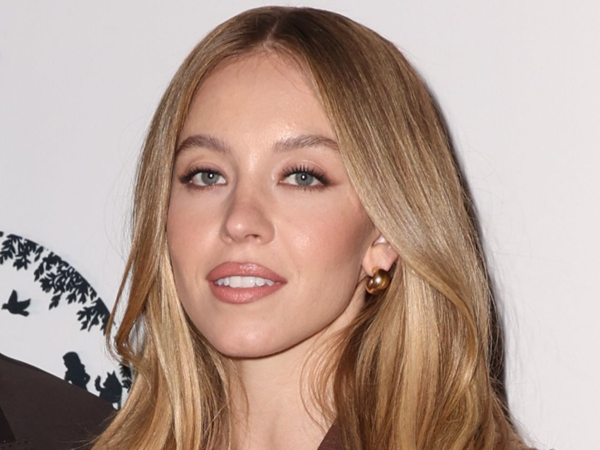 Η Sydney Sweeney με το απόλυτο Office Siren look