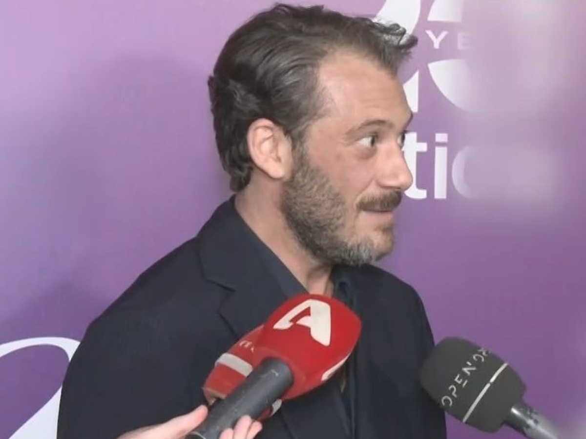 Αντίνοος Αλμπάνης σε δημοσιογράφο: «Έχετε πάει σε ΩΡΛ πρόσφατα;»