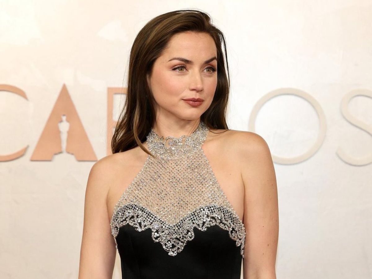 H χαμηλή αλογοουρά της Ana de Armas είναι το πιο κομψό χτένισμα για τις busy μέρες