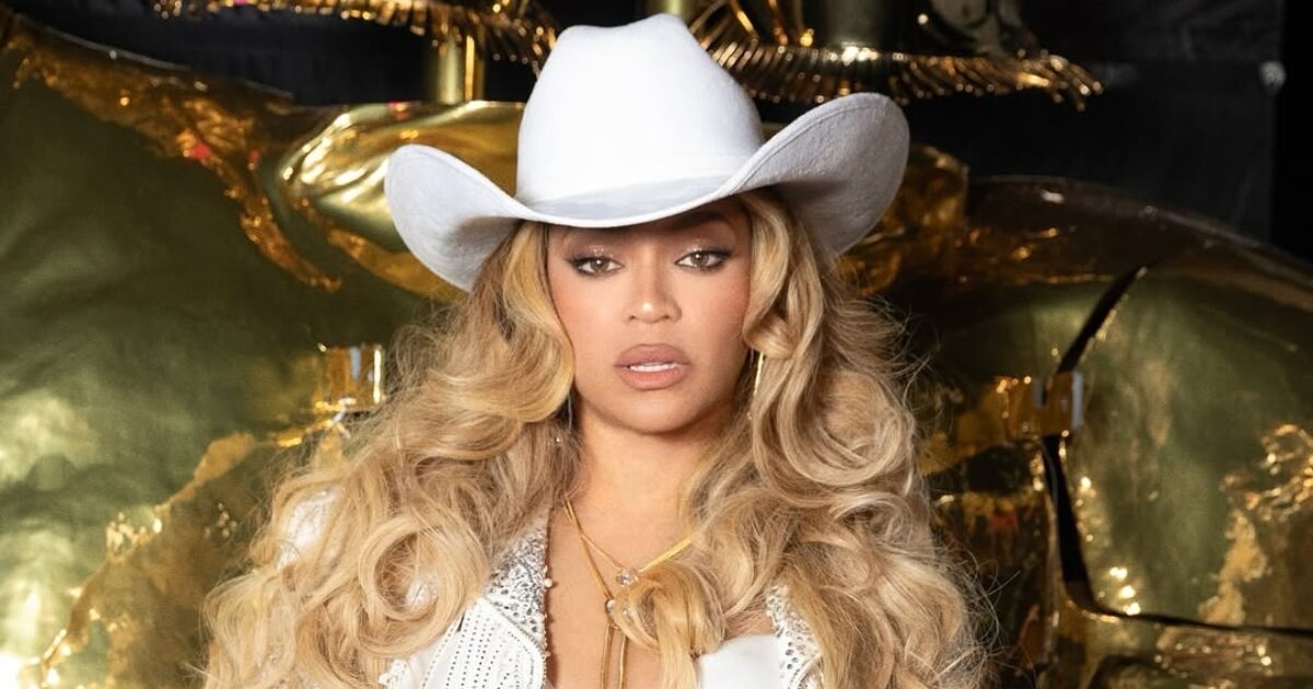 Beyonce: Το chrome μανικιούρ της είναι matchy με το cowgirl look της