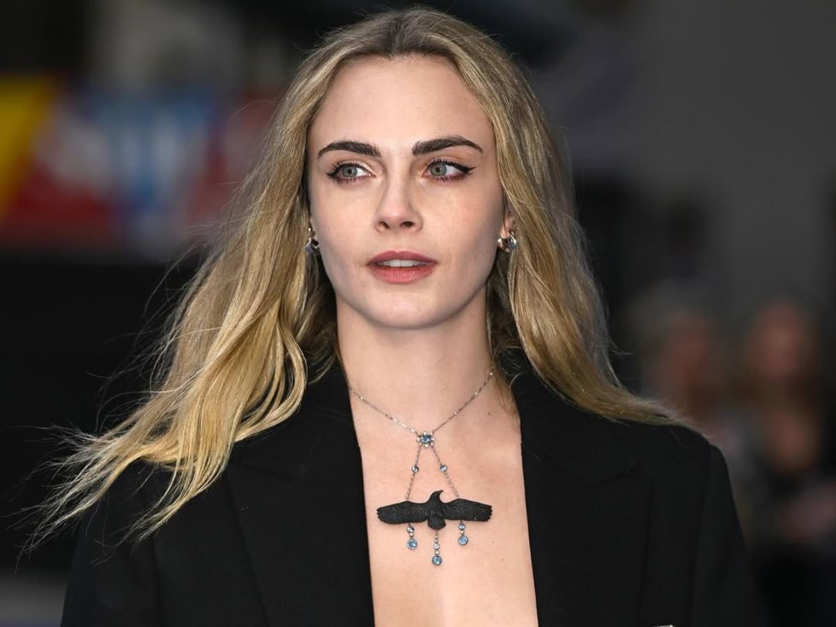 Το ατημέλητο hairstyle & το γήινο μακιγιάζ της Cara Delevingne μας δίνουν έμπνευση