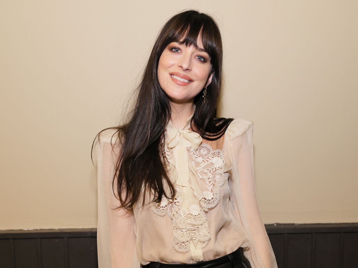 Η Dakota Johnson προτείνει το πιο κομψό hairstyle ιδανικό για αφέλειες