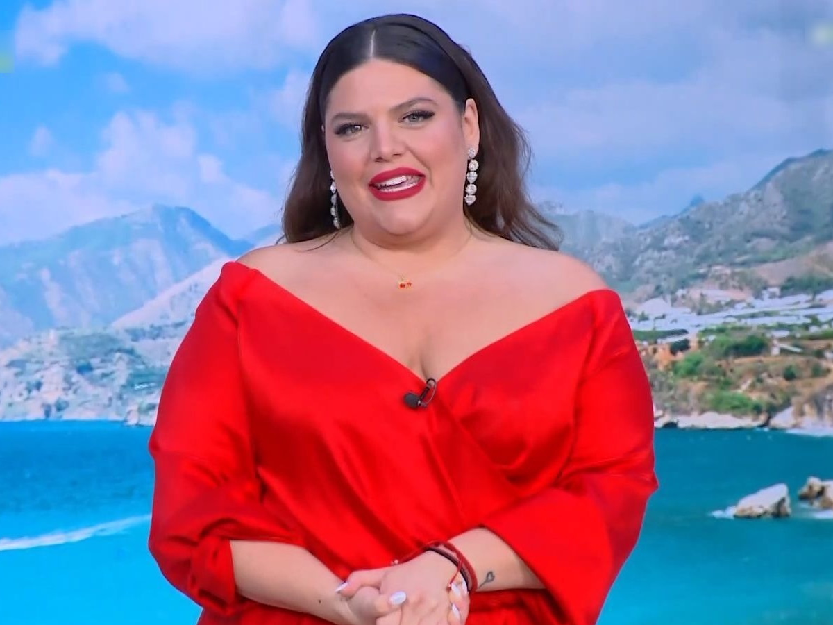 Δανάη Μπάρκα: «Έχουμε επιλέξει να μην πέσουμε στα πατώματα» – Η εμφάνιση με φόρεμα από την πρεμιέρα του 2023