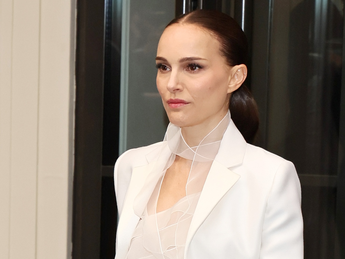 Dior Cruise 2026: Τα beauty looks των celebrities είναι clean chic για να ταιριάζει στο total white dress code
