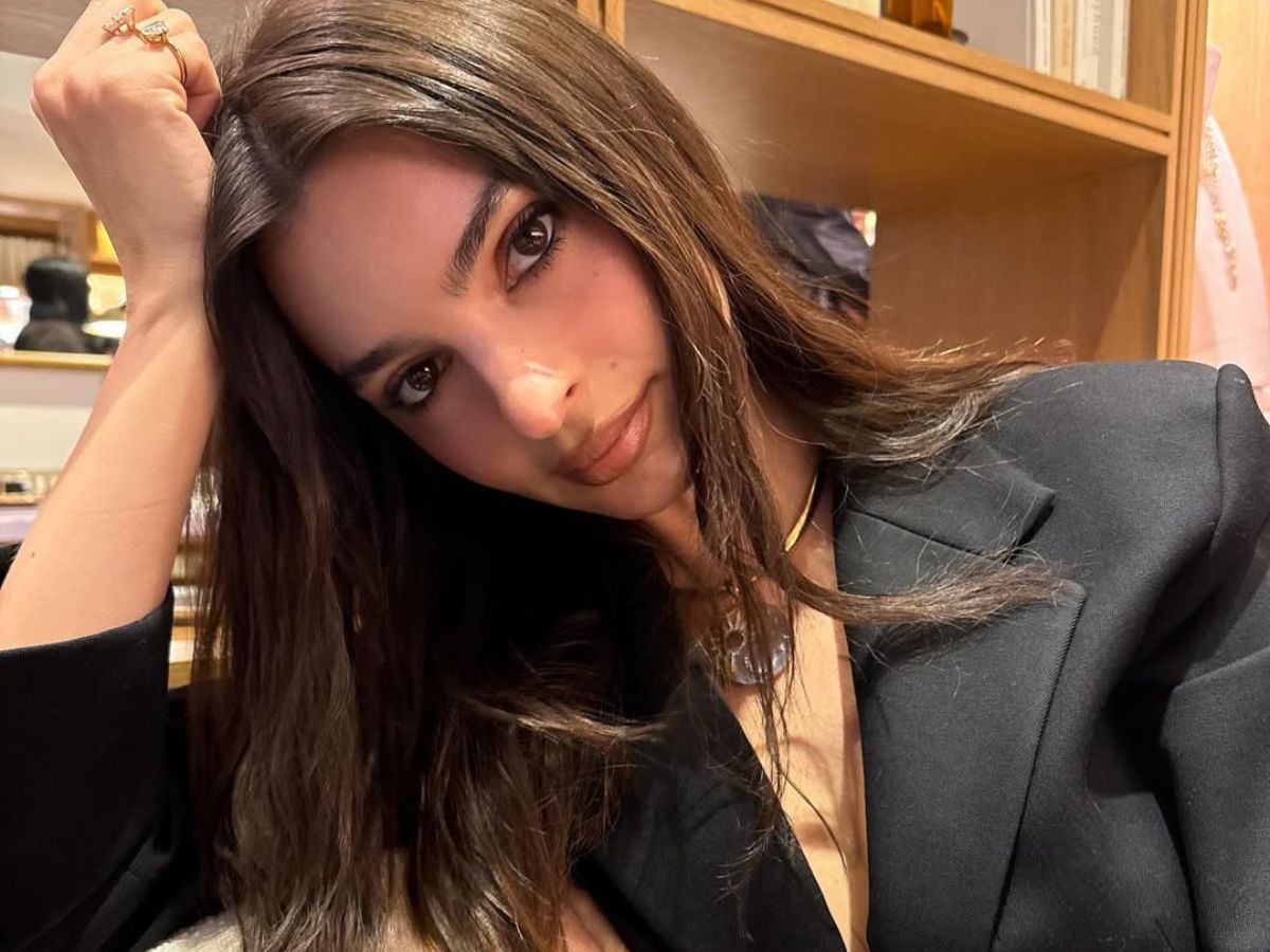 Emily Ratajkowski: Ταιριάζει το tiramisu makeup με το χρώμα των μαλλιών της