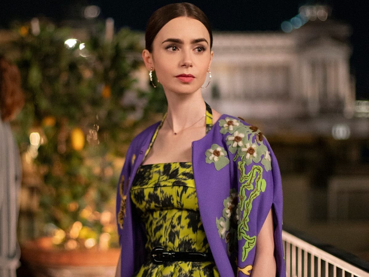 Lily Collins: Στο νέο κύκλο του «Emily in Paris» εμφανίζεται με το απόλυτο french bob