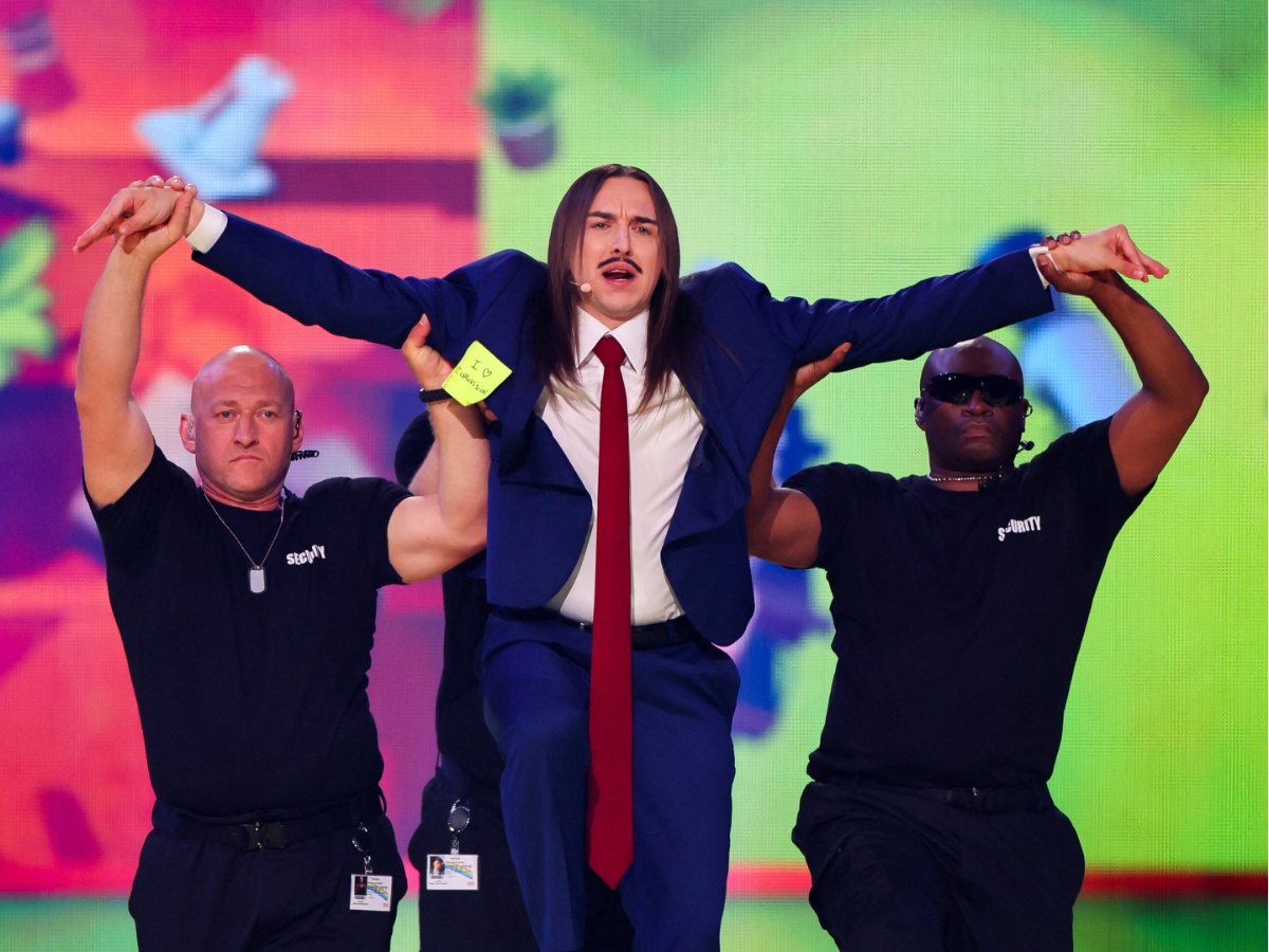 Eurovision 2025 – Α’ Ημιτελικός: Με ένα ποτήρι καφέ και τέσσερις μπράβους εμφανίστηκε στη σκηνή ο εκπρόσωπος της Εσθονίας