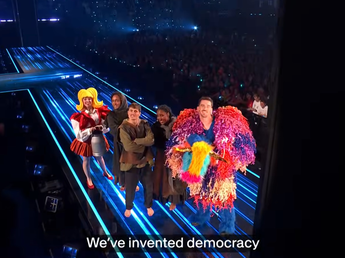 Eurovision 2025: «Εμείς εφηύραμε τη Δημοκρατία» είπαν οι παρουσιάστριες της Ελβετίας – Αντέδρασαν οι χρήστες του X/Twitter