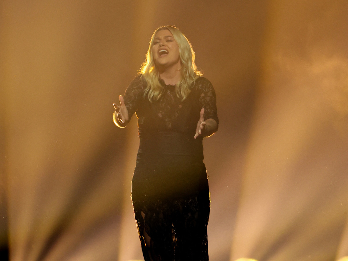 Eurovision 2025 – Τελικός: Η Louane από τη Γαλλία, ένα από τα μεγάλα φαβορί, μάγεψε με την εμφάνισή της