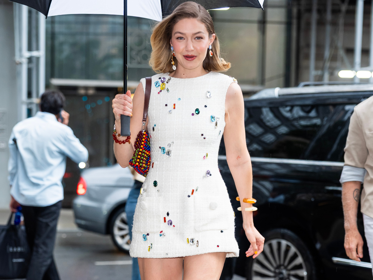 Gigi Hadid: Μετατρέπει τις σαγιονάρες σε statement look!