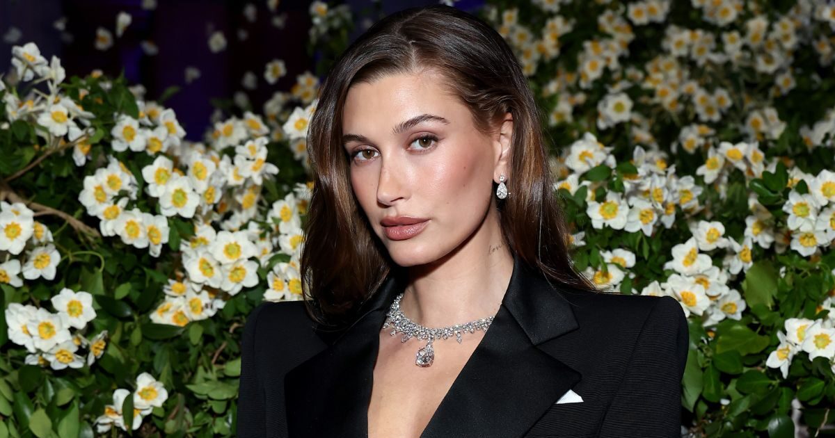 Hailey Bieber Iramisu Makeup Met Gala 2025 Hailey Bieber 1 1 1200x630