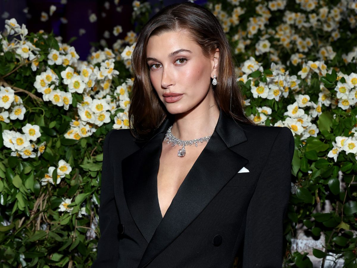 Hailey Bieber: Το «Τiramisu Makeup» που υιοθέτησε στο Met Gala 2025 είναι το next big trend