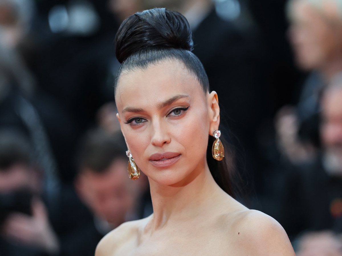 Irina Shayk: Πριν την εμφάνιση της στο κόκκινο χαλί φόρεσε το κομψό αξεσουάρ μαλλιών που θα χρειαστείς τους επόμενους μήνες